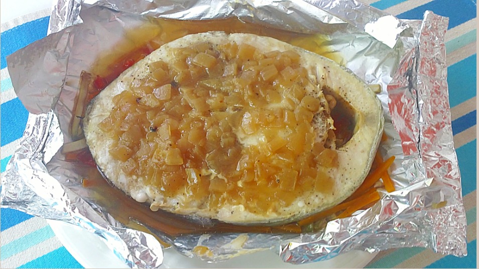 Bonito con verduras y cebolla confitada en Papillote